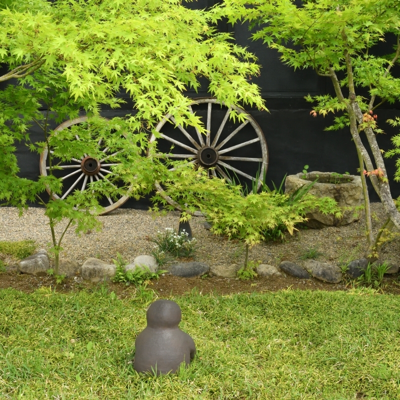 新緑のもみじと陶のオブジェ