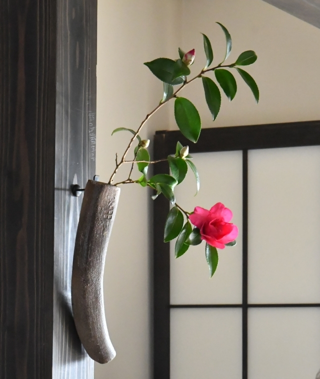 山茶花を活ける