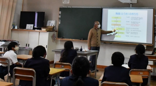 出前授業で小学生の作った絵皿です
