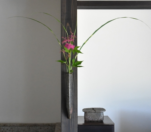 庭の花を活けました