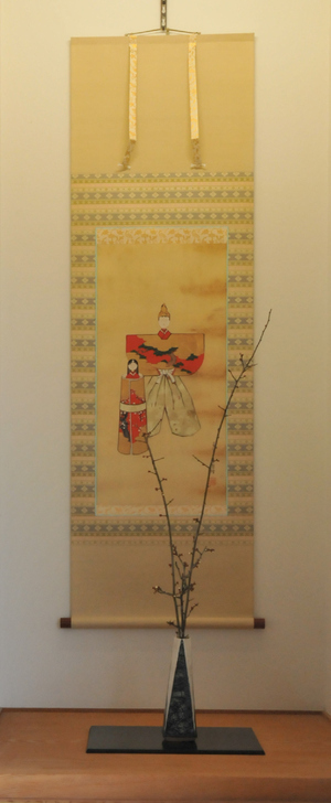 おひな様の掛け軸を展示しています