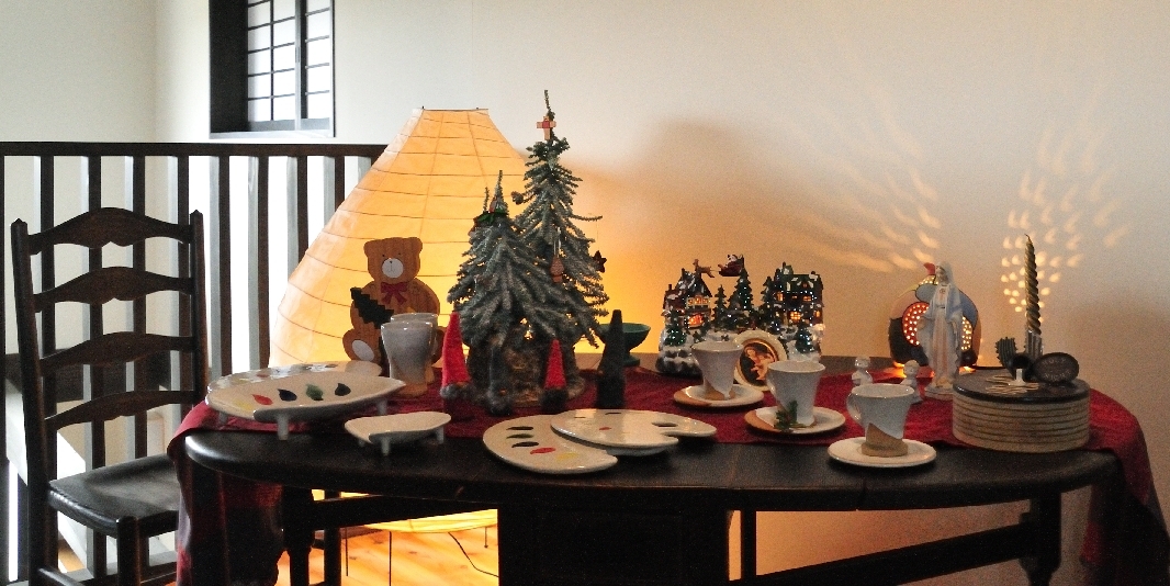 クリスマスの展示をしています