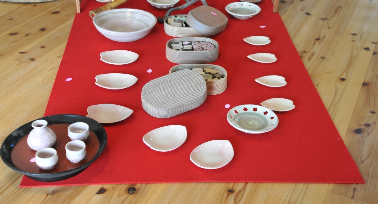 個展「春のうつわ」を開催中です