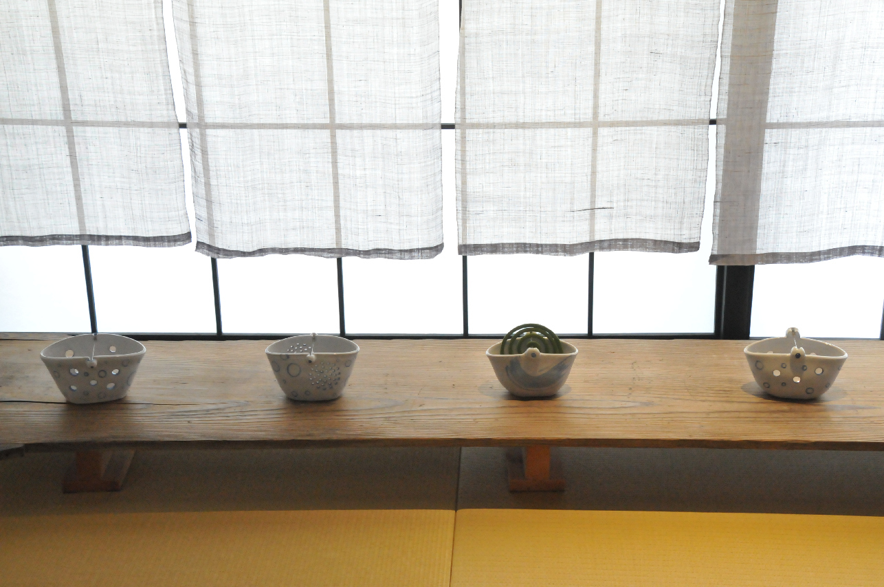 新作の蚊遣りなどを展示しています