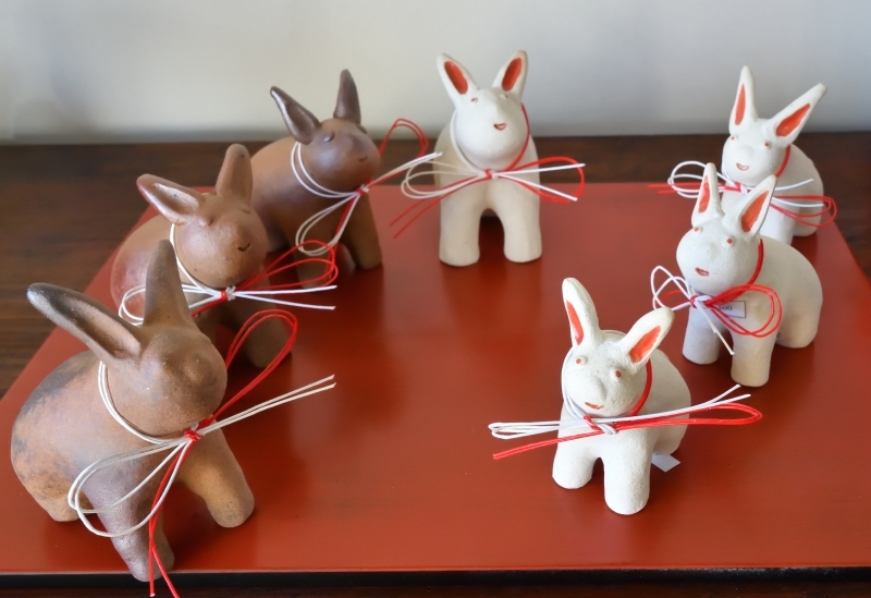 来年の干支(うさぎ)の置物を販売しています