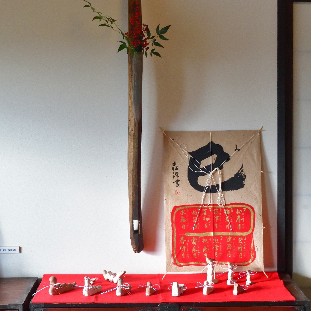 来年の干支（巳）の置物を展示しています