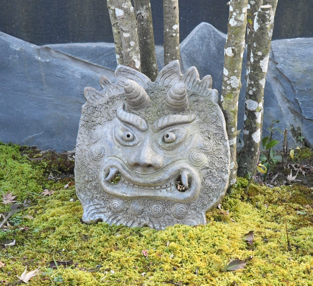 鬼も雪の日にはかわいい顔に