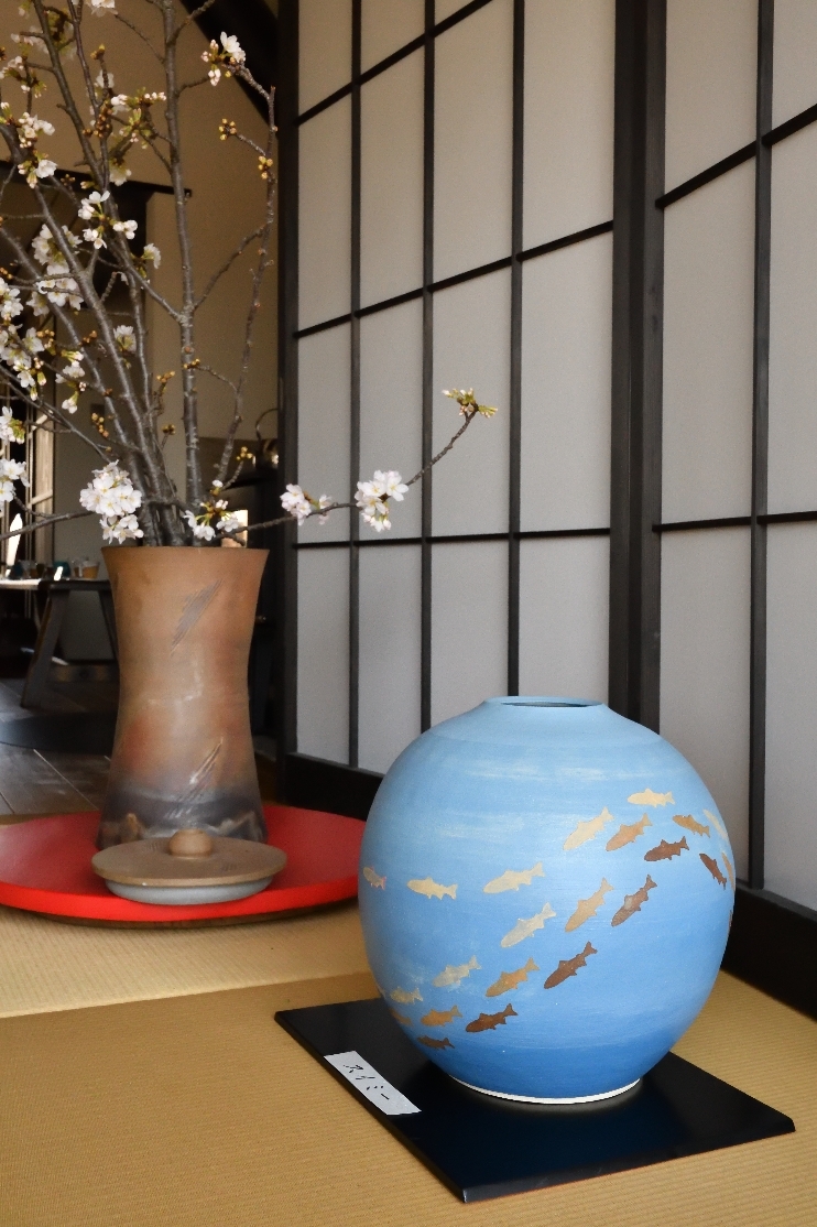 奥田福泰　陶展「魚と遊ぶ」の一コマ(4)