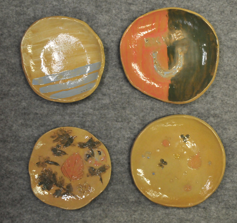 喬松小学校の生徒とその家族の方の陶芸作品です