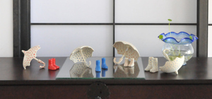 陶で作った雨傘と長靴などを展示しています