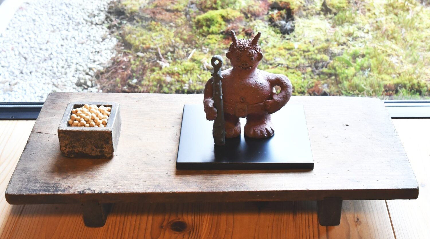 もうすぐ節分　鬼の置物を展示しています